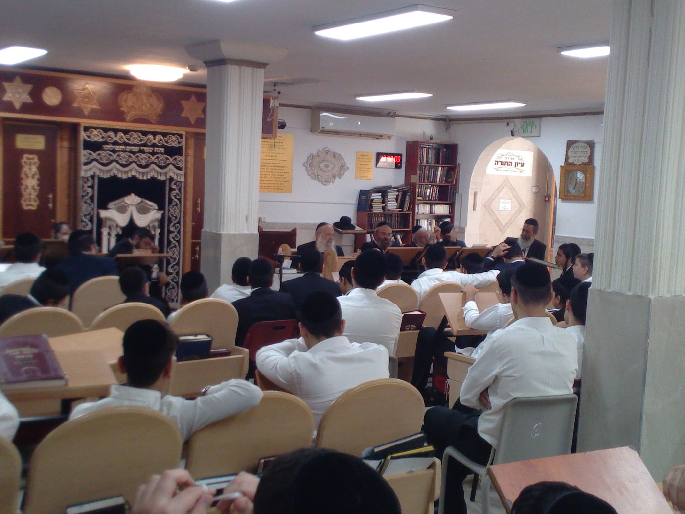 הגאון רבי משה מאיה בהיכל ישיבת 'תורה והוראה'