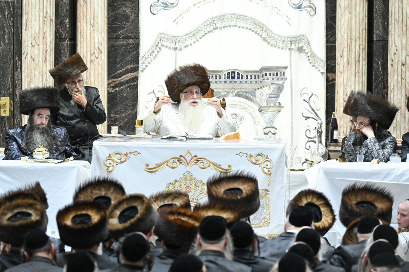 האדמו"ר מצאנז בטיש נעילת החג ר"ה