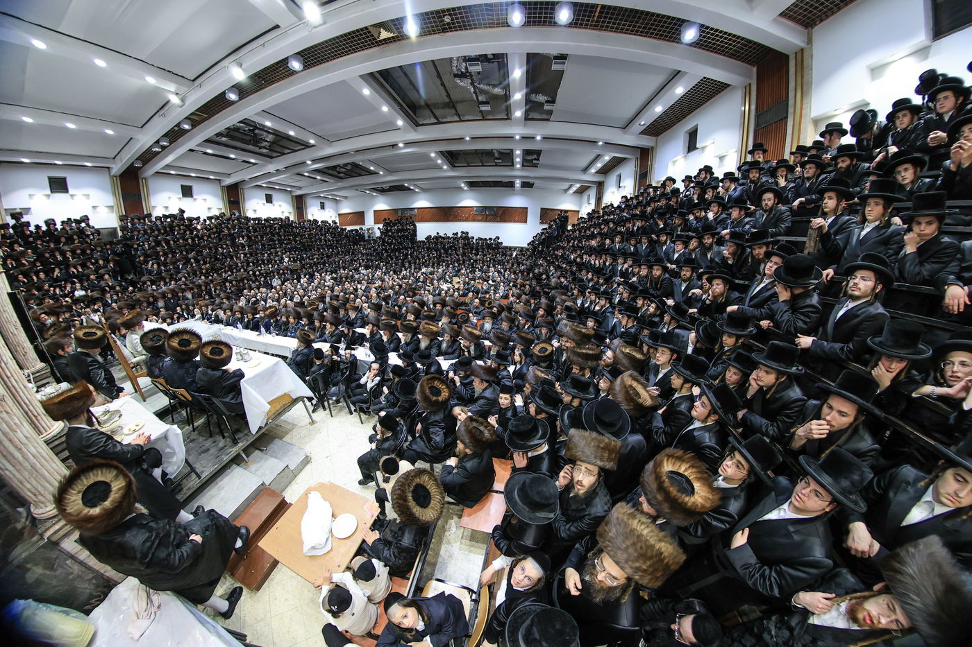 האדמו"ר מצאנז בטיש נעילת החג ר"ה