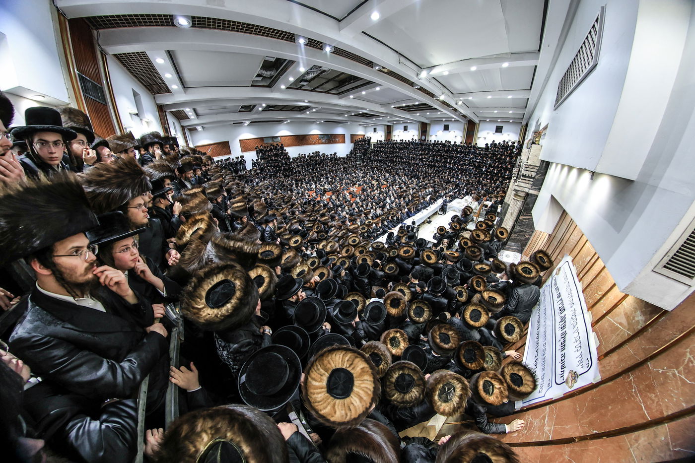 האדמו"ר מצאנז בטיש נעילת החג ר"ה