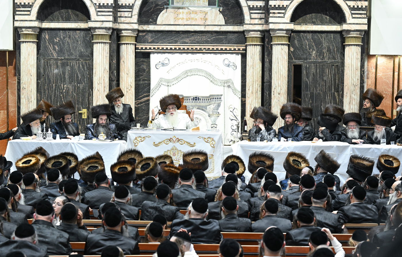 האדמו"ר מצאנז בטיש נעילת החג ר"ה