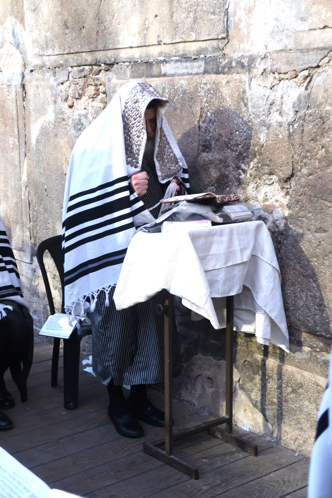 האדמו"ר ממבקשי אמונה באמירת סליחות במערת המכפלה