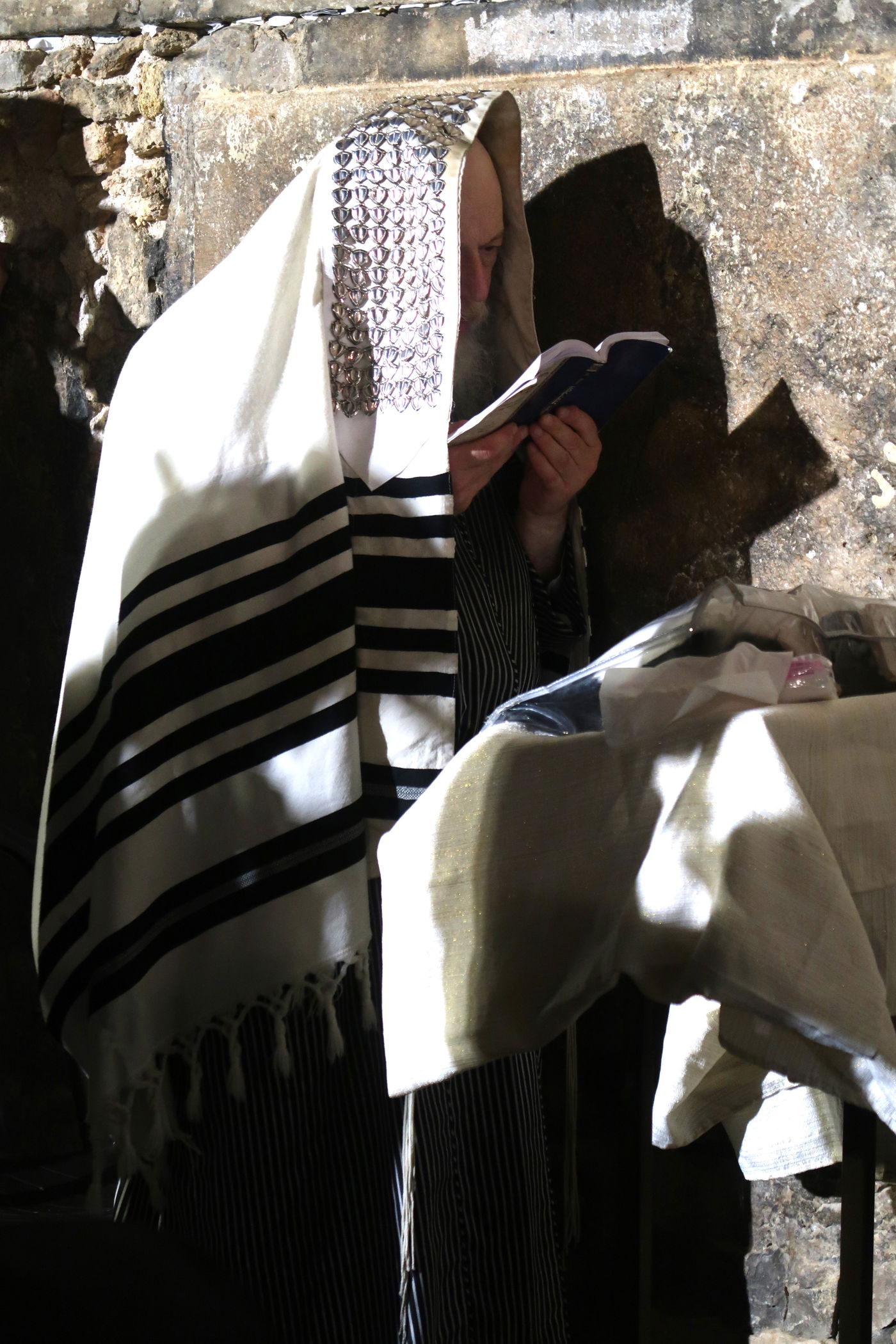 האדמו"ר ממבקשי אמונה באמירת סליחות במערת המכפלה