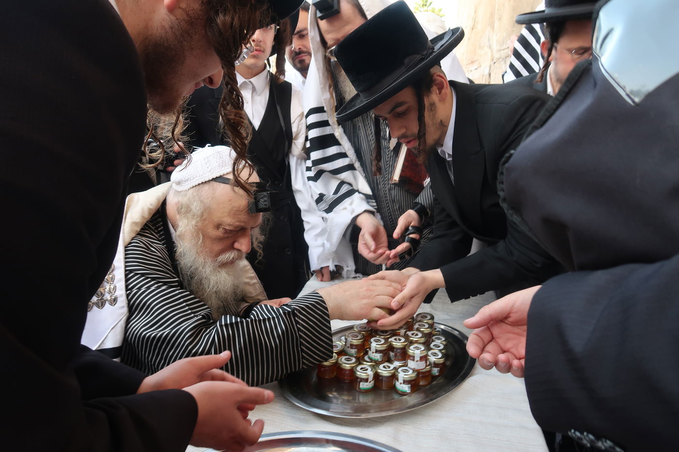 האדמו"ר ממבקשי אמונה באמירת סליחות במערת המכפלה