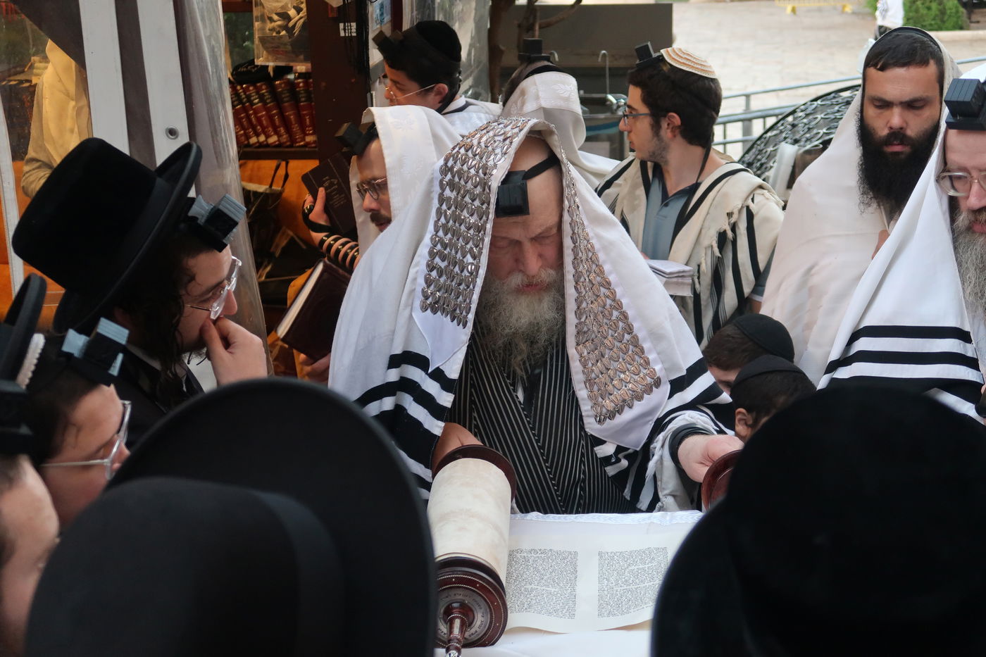 האדמו"ר ממבקשי אמונה באמירת סליחות במערת המכפלה