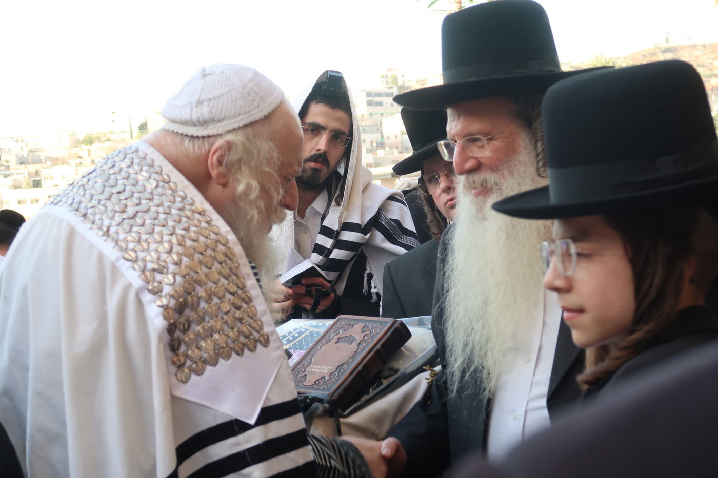 האדמו"ר ממבקשי אמונה באמירת סליחות במערת המכפלה