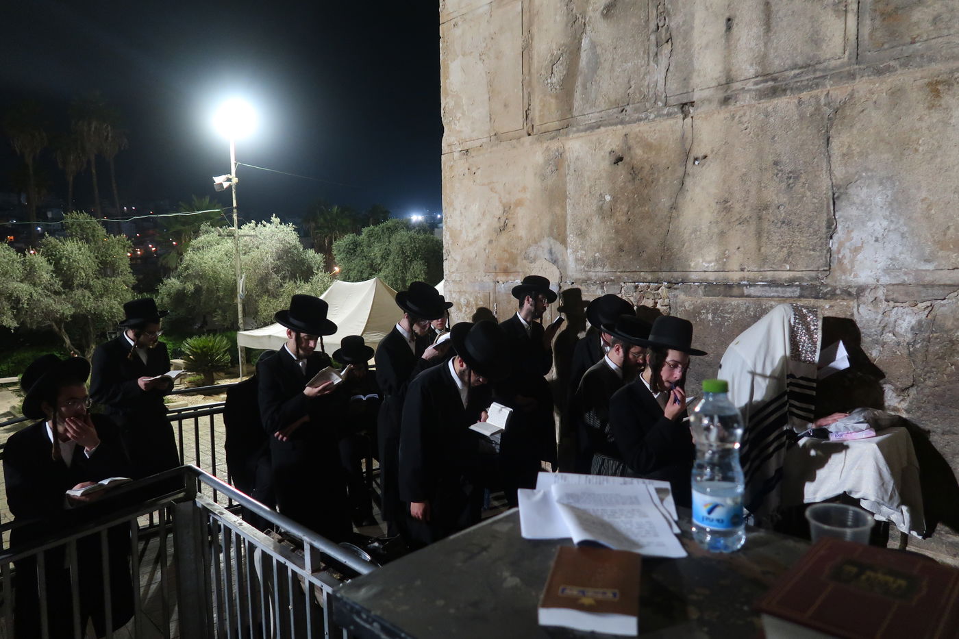 האדמו"ר ממבקשי אמונה באמירת סליחות במערת המכפלה