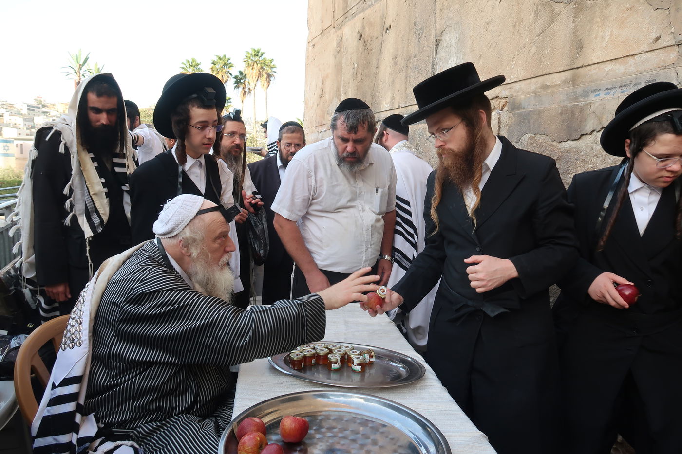 האדמו"ר ממבקשי אמונה באמירת סליחות במערת המכפלה