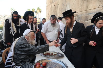 האדמו"ר ממבקשי אמונה באמירת סליחות במערת המכפלה