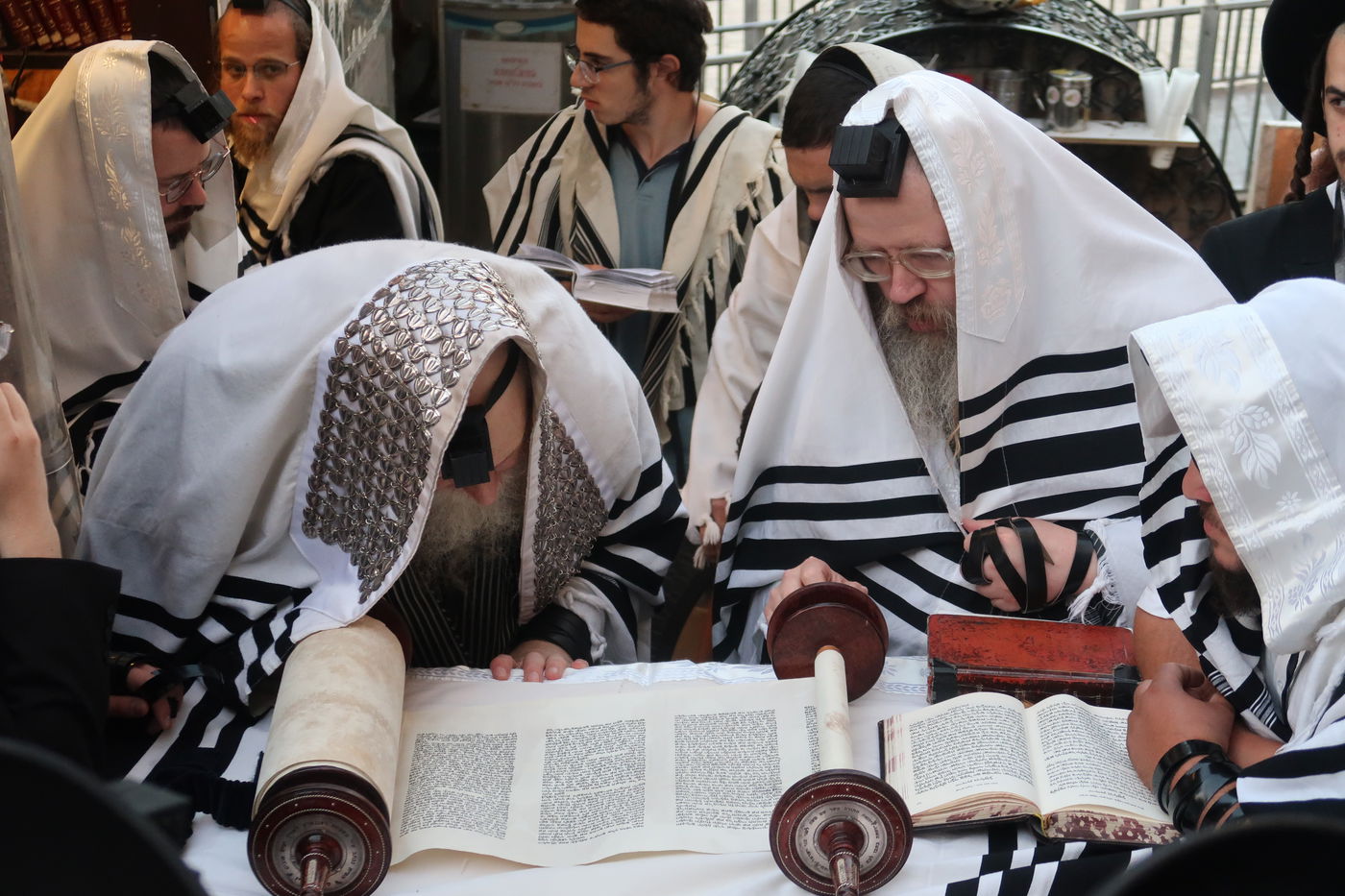 האדמו"ר ממבקשי אמונה באמירת סליחות במערת המכפלה