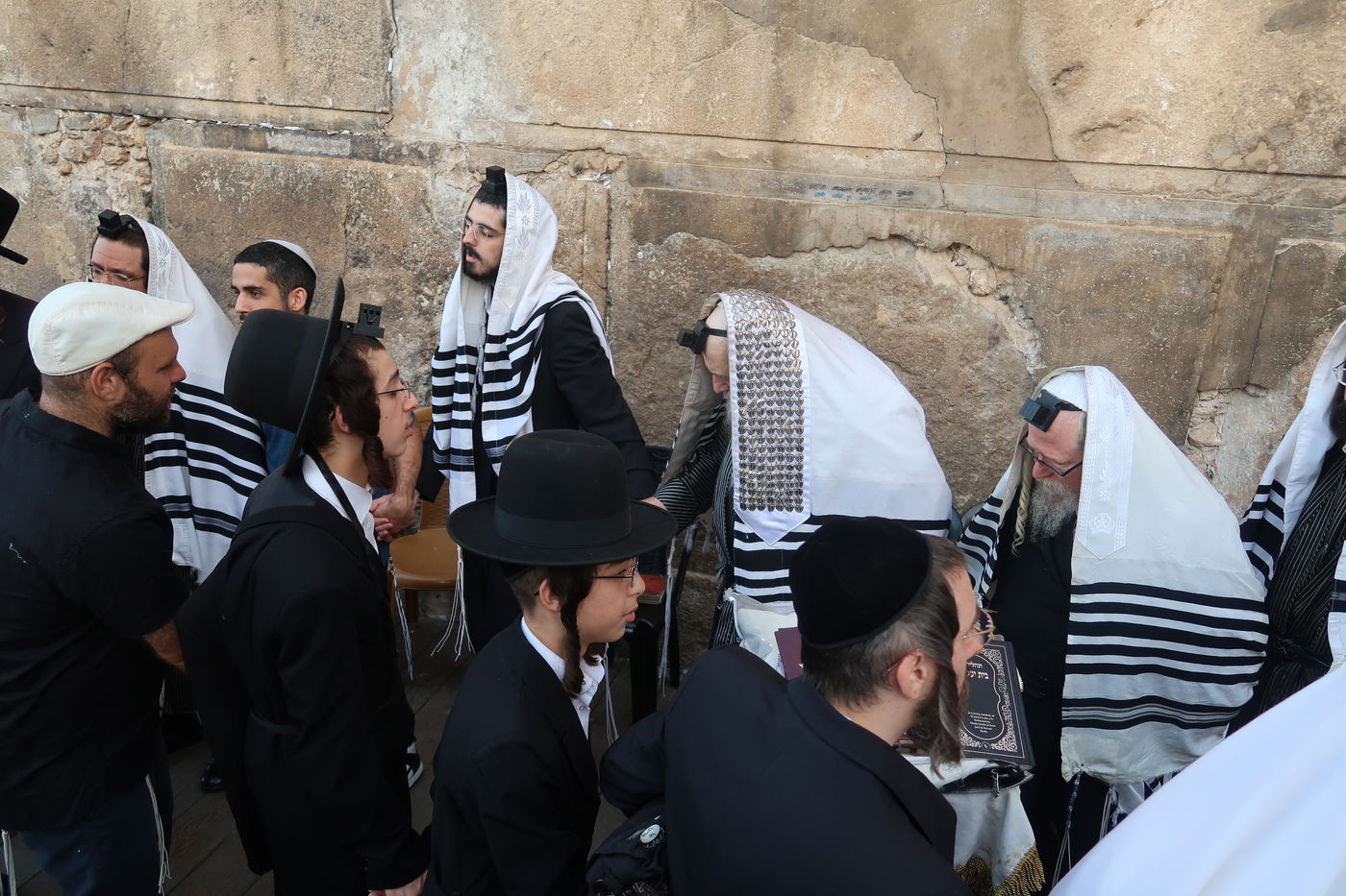 האדמו"ר ממבקשי אמונה באמירת סליחות במערת המכפלה