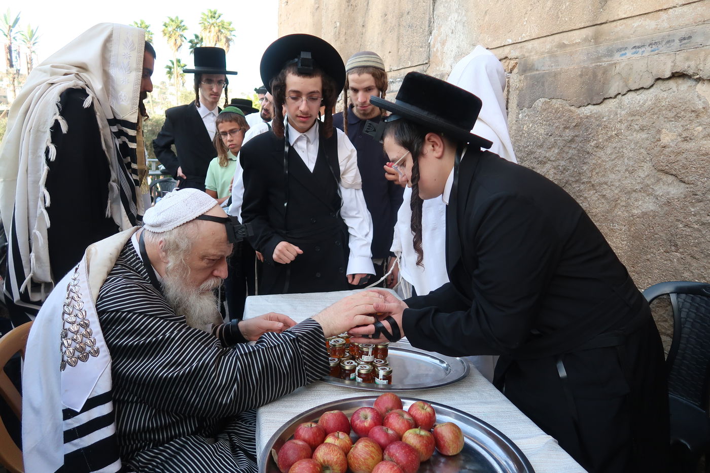 האדמו"ר ממבקשי אמונה באמירת סליחות במערת המכפלה