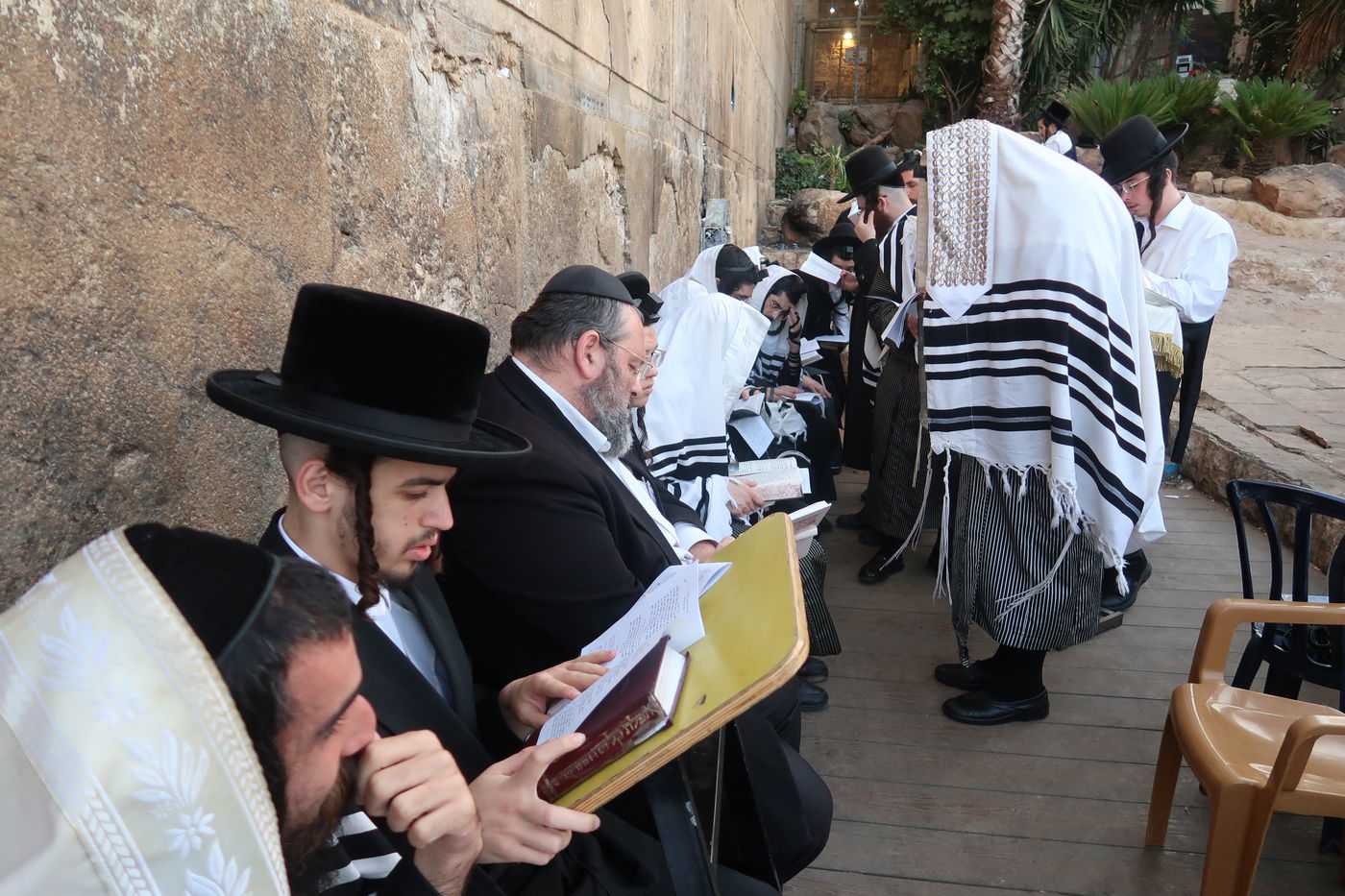 האדמו"ר ממבקשי אמונה באמירת סליחות במערת המכפלה