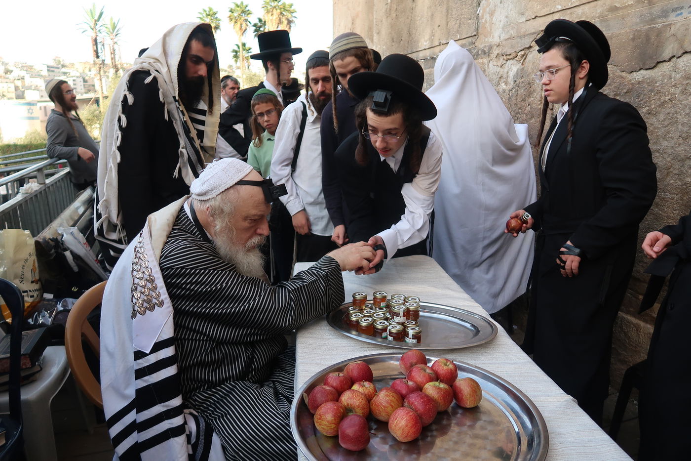 האדמו"ר ממבקשי אמונה באמירת סליחות במערת המכפלה