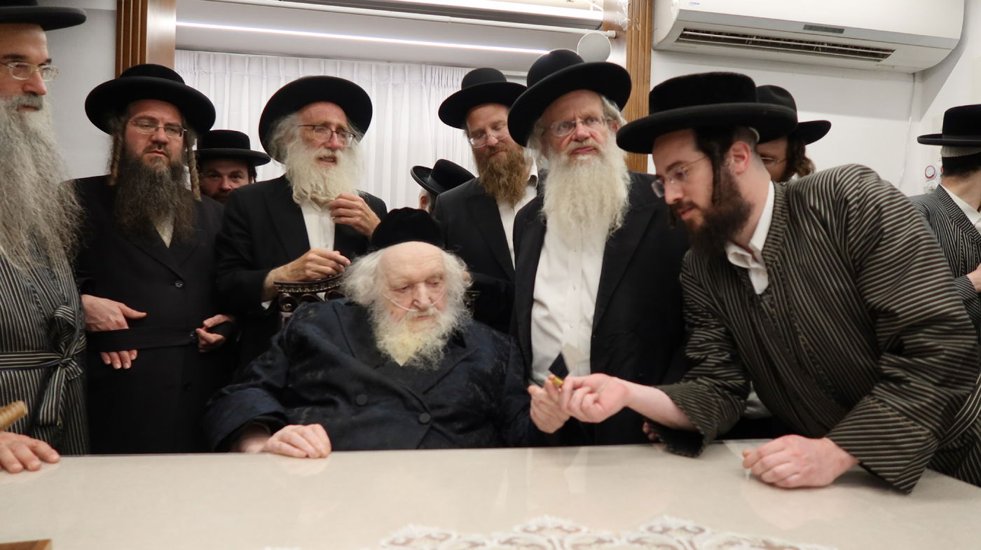 הגר"מ שטרנבוך בבדיקת סכיני השוחטים