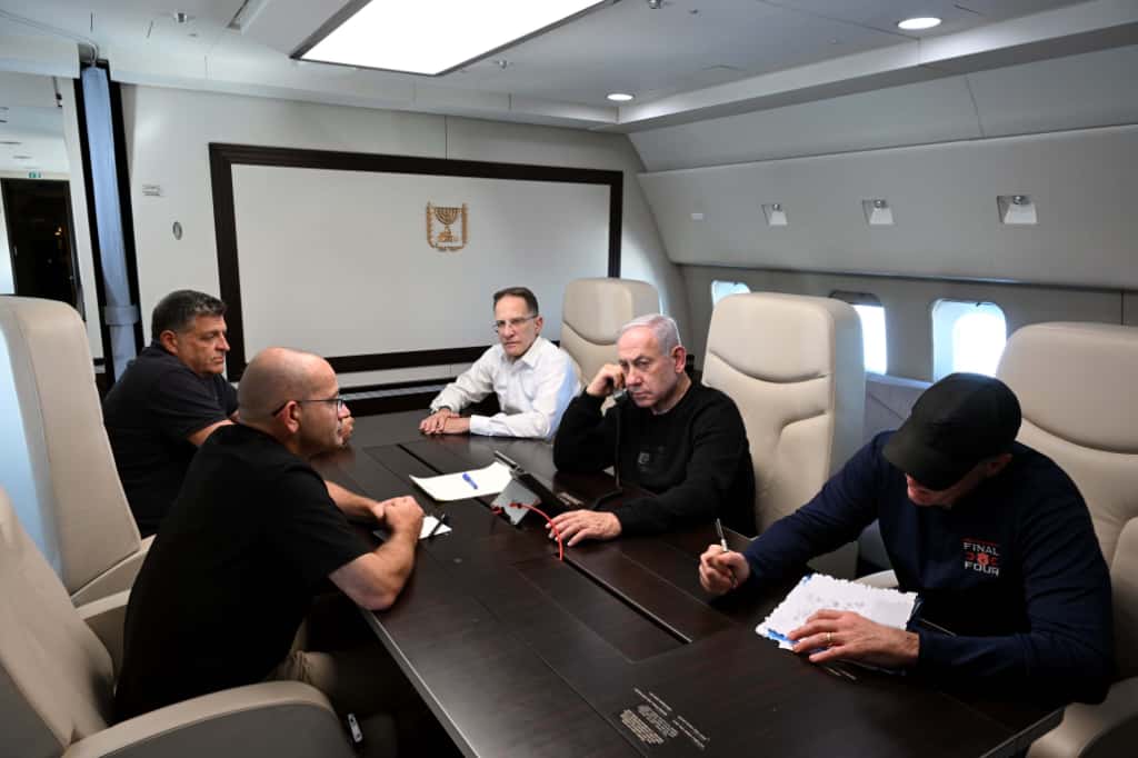 נתניהו במטוס מורה על התקיפה