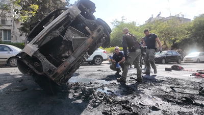 אירוע חריג: רכב התפוצץ לאור יום באמצע נסיעה בתל אביב, הנהג חולץ