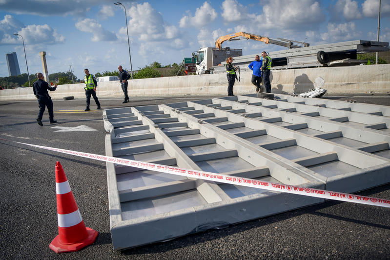 שלט הענק נפל - ומחץ את המיניבוס: אלו ההרוגים בתאונה הקטלנית