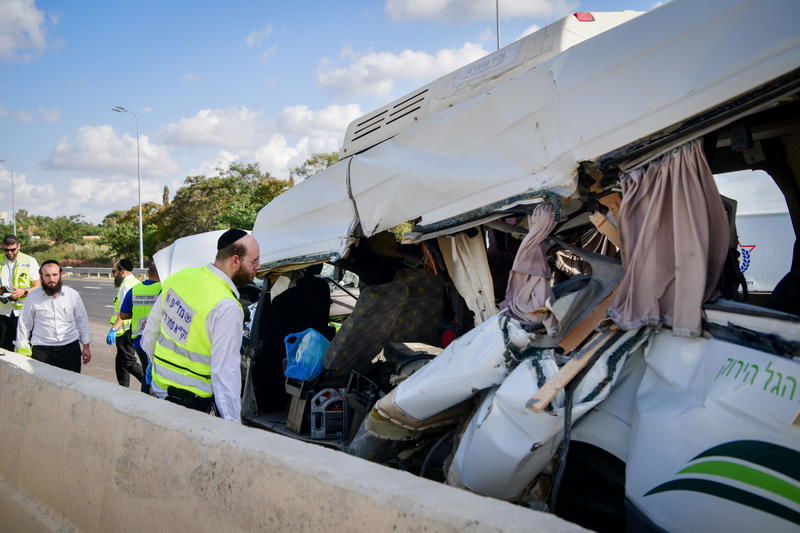 שלט הענק נפל - ומחץ את המיניבוס: אלו ההרוגים בתאונה הקטלנית