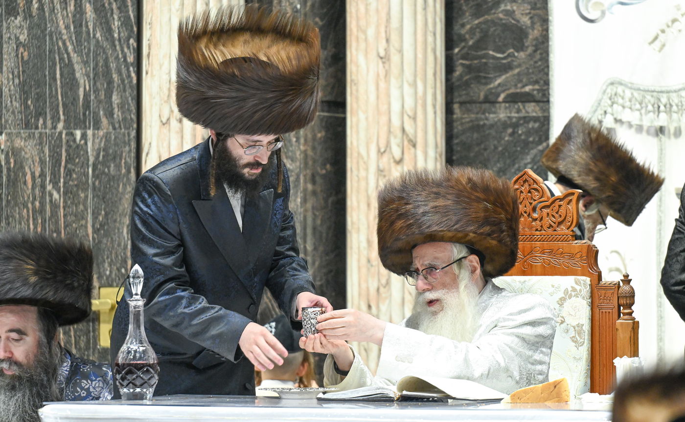 האדמו"ר מצאנז בטיש נעילת החג ר"ה