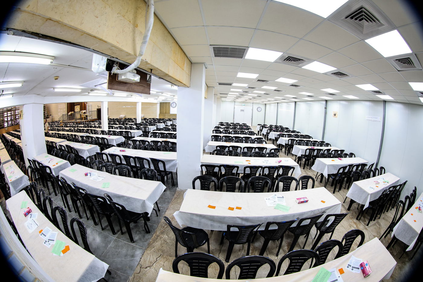 היכל רוזנברג בקריית צאנז מוכן לתפילות ר"ה