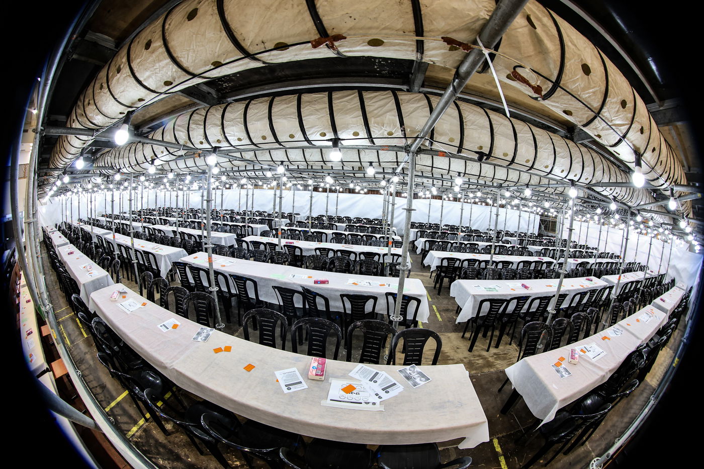 היכל רוזנברג בקריית צאנז מוכן לתפילות ר"ה