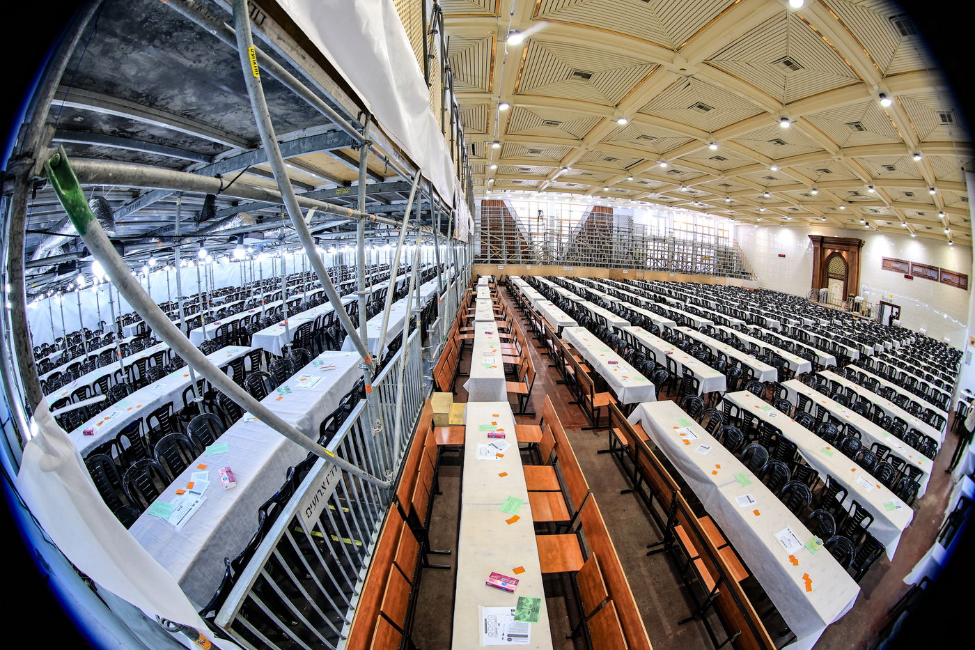 היכל רוזנברג בקריית צאנז מוכן לתפילות ר"ה