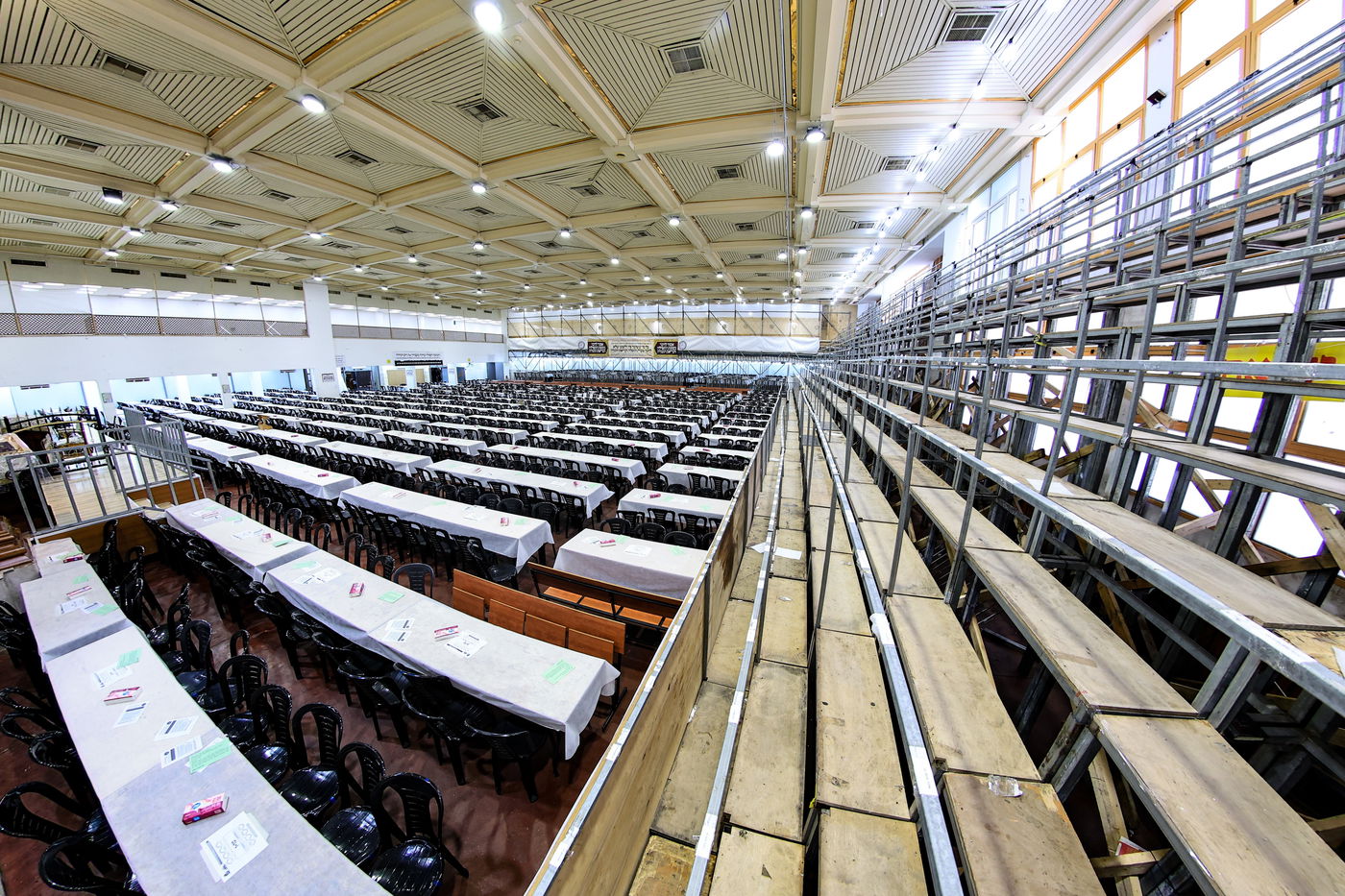 היכל רוזנברג בקריית צאנז מוכן לתפילות ר"ה