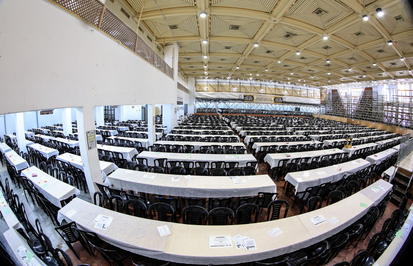 היכל רוזנברג בקריית צאנז מוכן לתפילות ר"ה