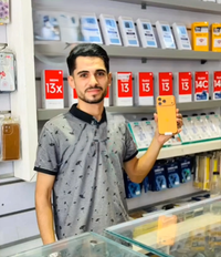 סוחר עזתי עם האיפון החדש