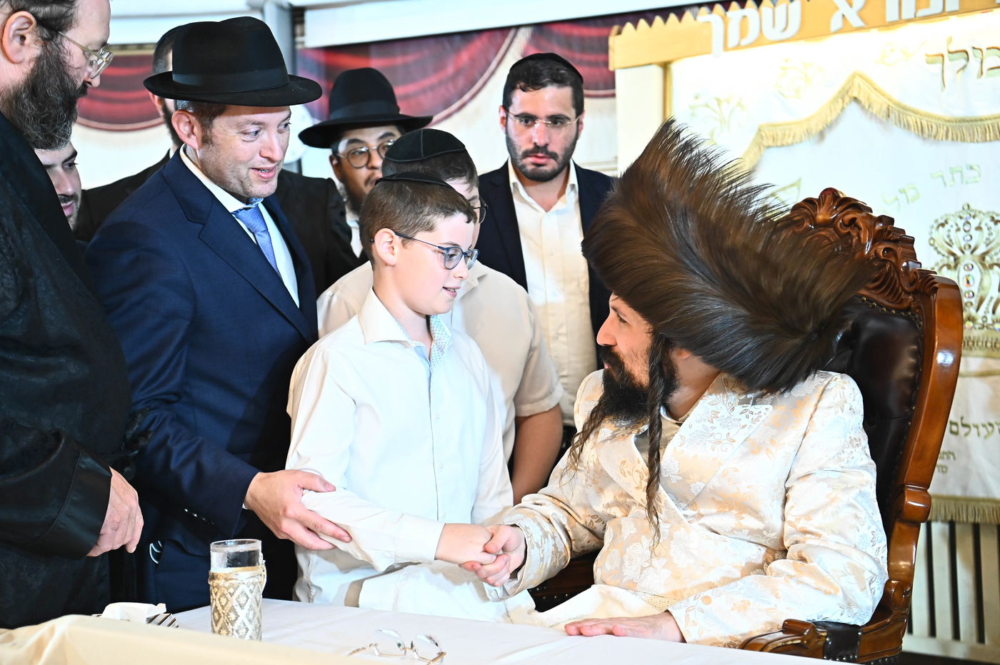 מוצאי ראש השנה בחצה"ק מעז'בוז