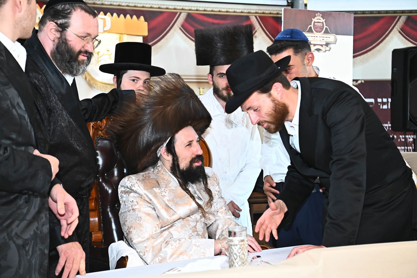 מוצאי ראש השנה בחצה"ק מעז'בוז