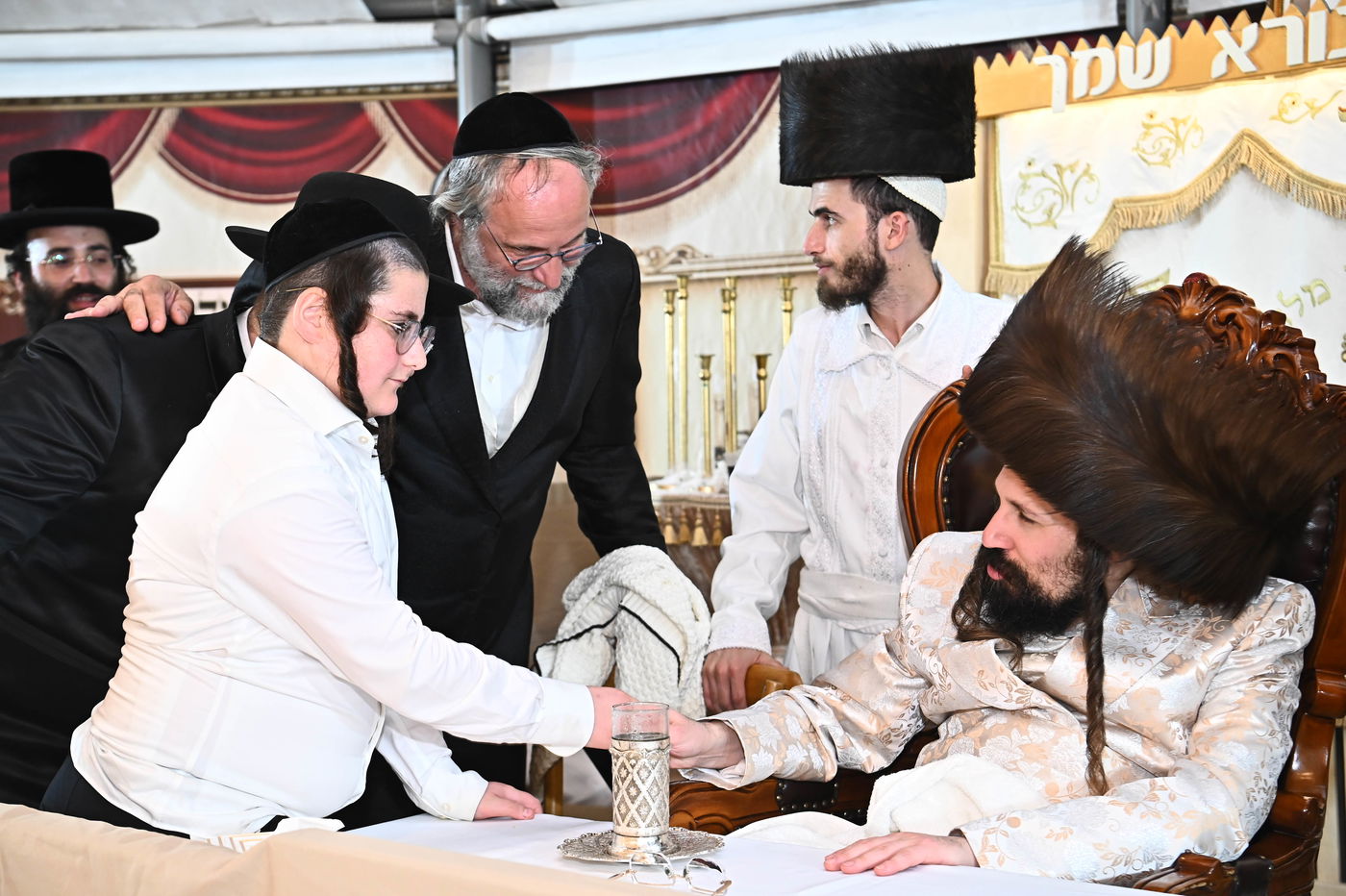 מוצאי ראש השנה בחצה"ק מעז'בוז