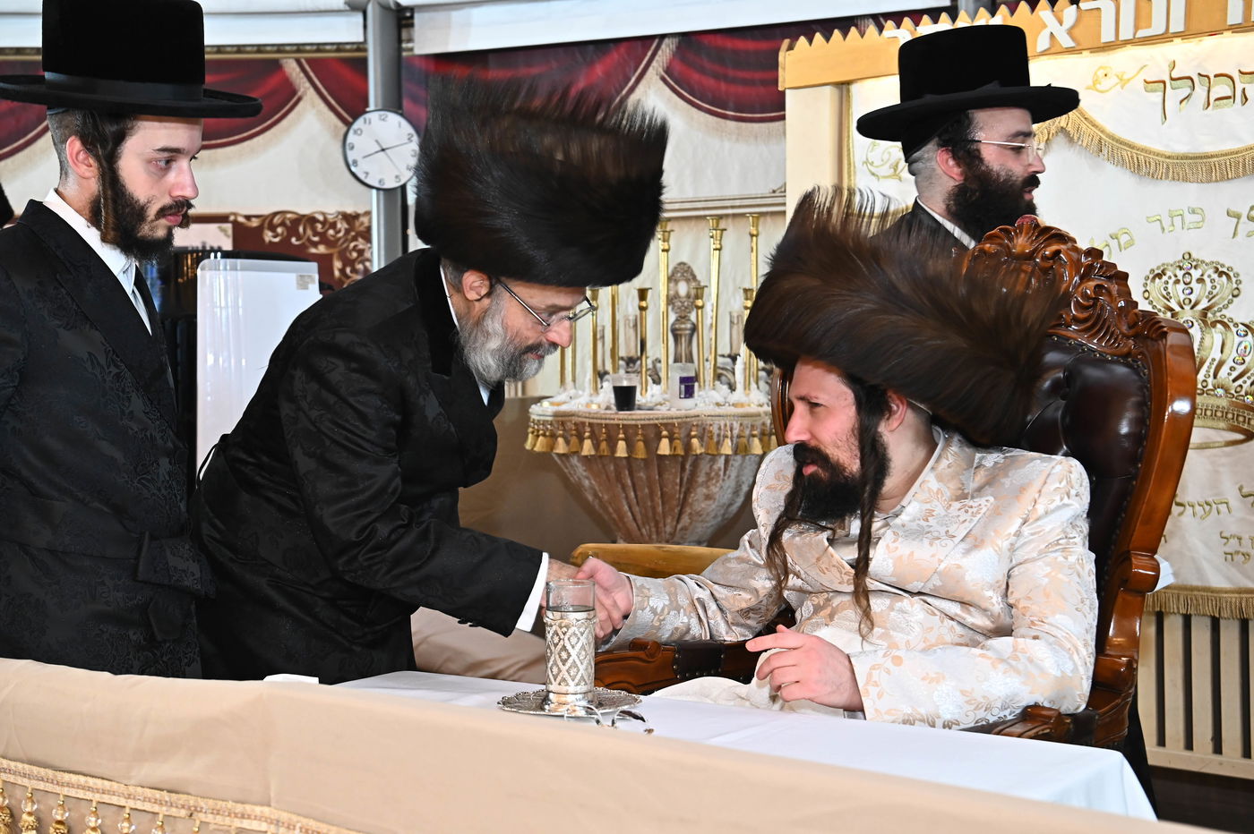 מוצאי ראש השנה בחצה"ק מעז'בוז