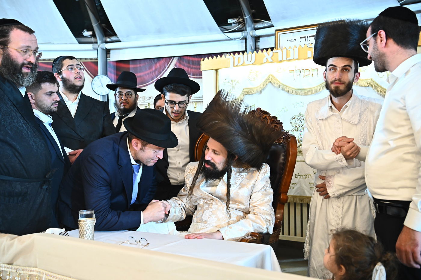 מוצאי ראש השנה בחצה"ק מעז'בוז