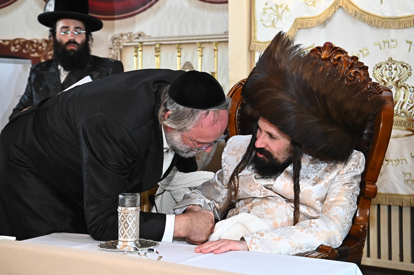 מוצאי ראש השנה בחצה"ק מעז'בוז