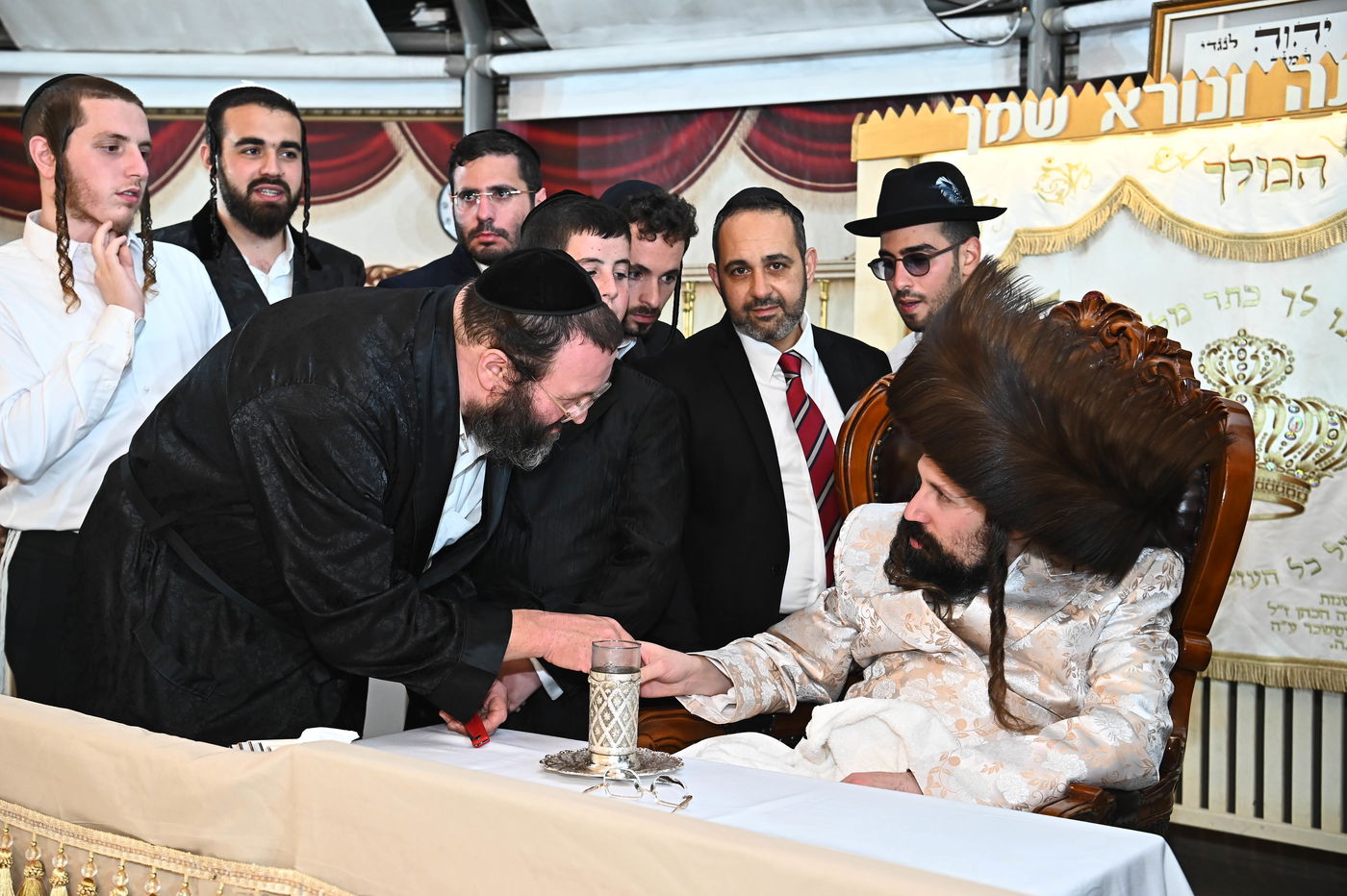 מוצאי ראש השנה בחצה"ק מעז'בוז