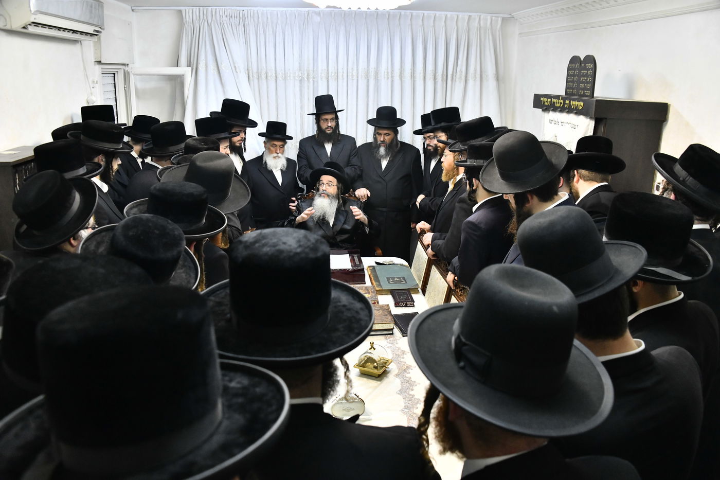 אברכי כולל "דעת משה" אצל האדמו"ר מתולדות משה