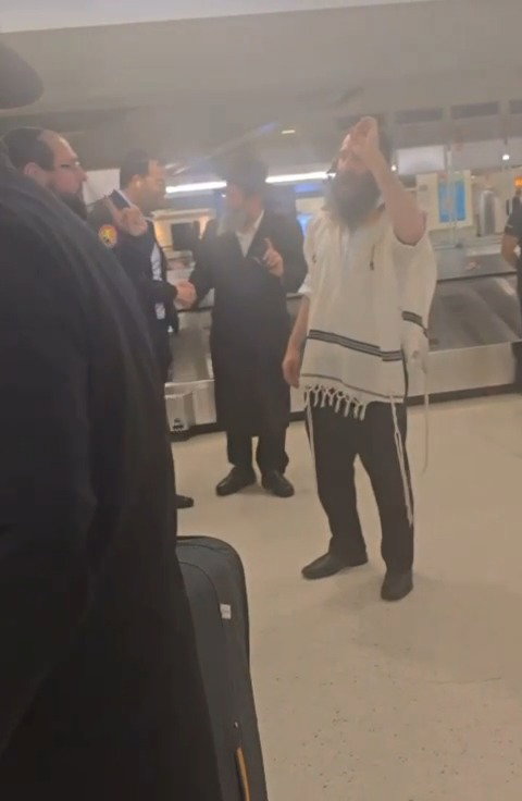 העסקנים בשדה התעופה בארה"ב