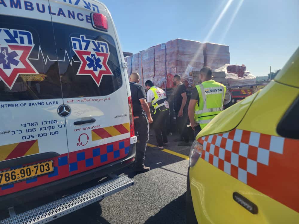 המטען קרס במפתיע: סחורה נפלה מהמשאית, צעיר בן 20 נפצע קשה