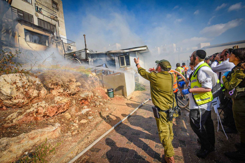 כיבוי השריפה ביישוב החרדי עמנואל