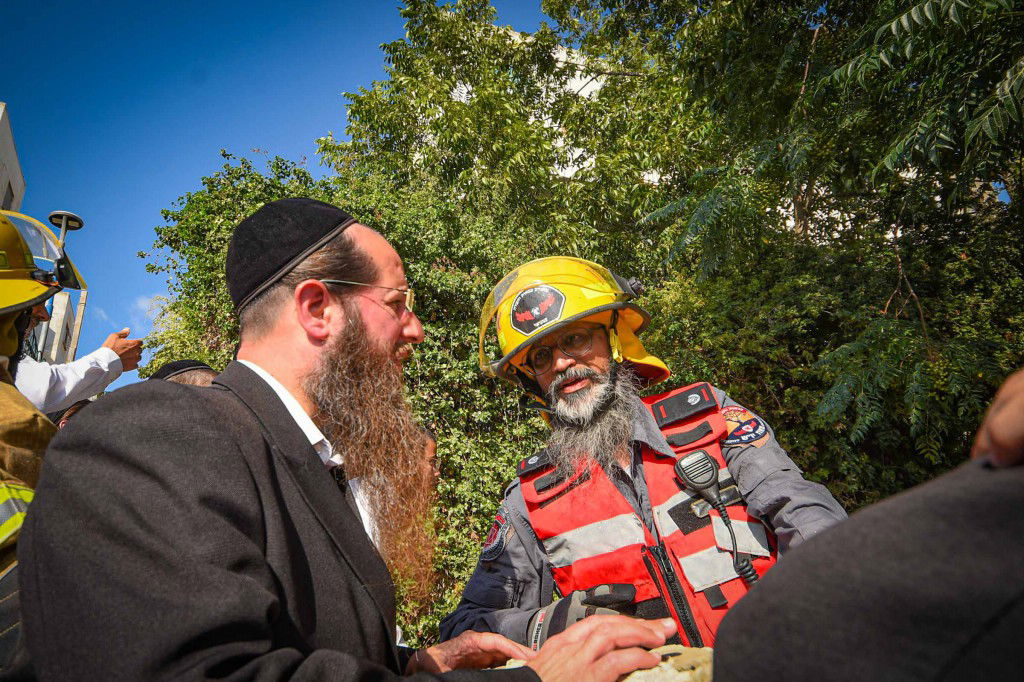 כיבוי השריפה ביישוב החרדי עמנואל