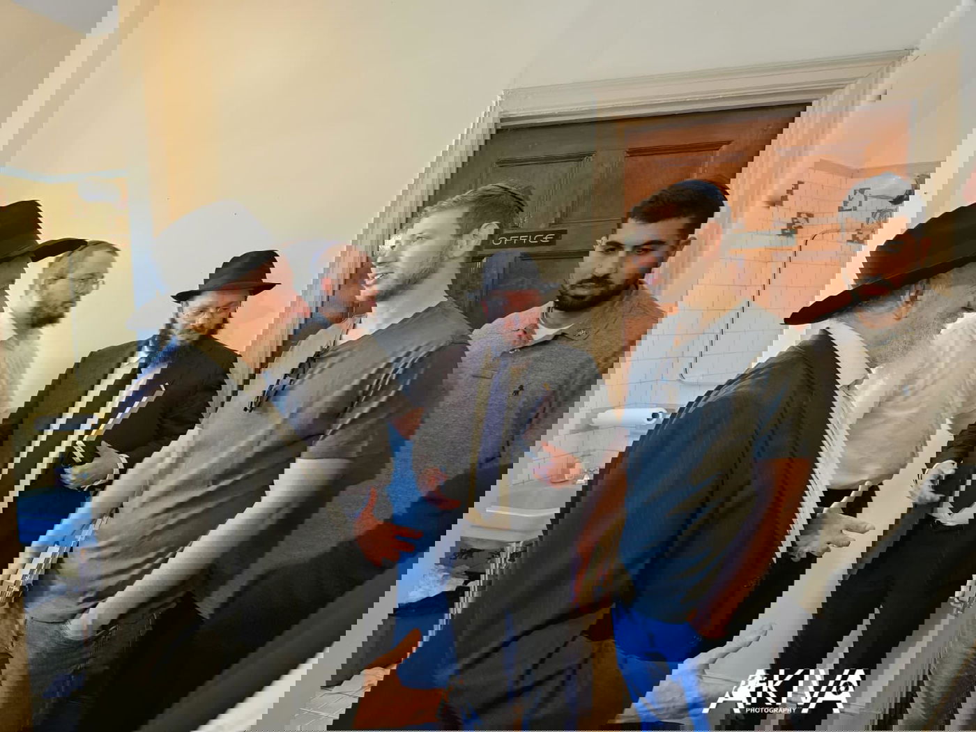 יאיר נתניהו בביקור במרכז העולמי של חסידות חב”ד