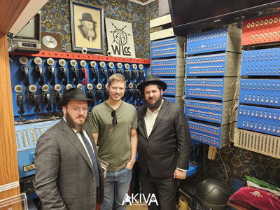 יאיר נתניהו בביקור במרכז העולמי של חסידות חב”ד