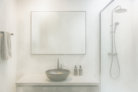 הקירות מזיעים, המראה מתערפלת והתחושה היא כאילו אנחנו בתוך סאונה