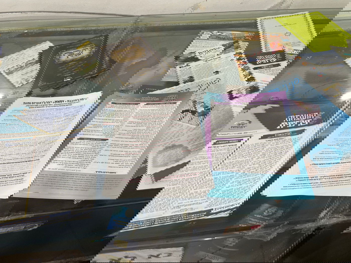 צולם הבוקר בירושלים: עלונים נגד חיסונים לצד עלונים על צניעות והשגחה פרטית. 