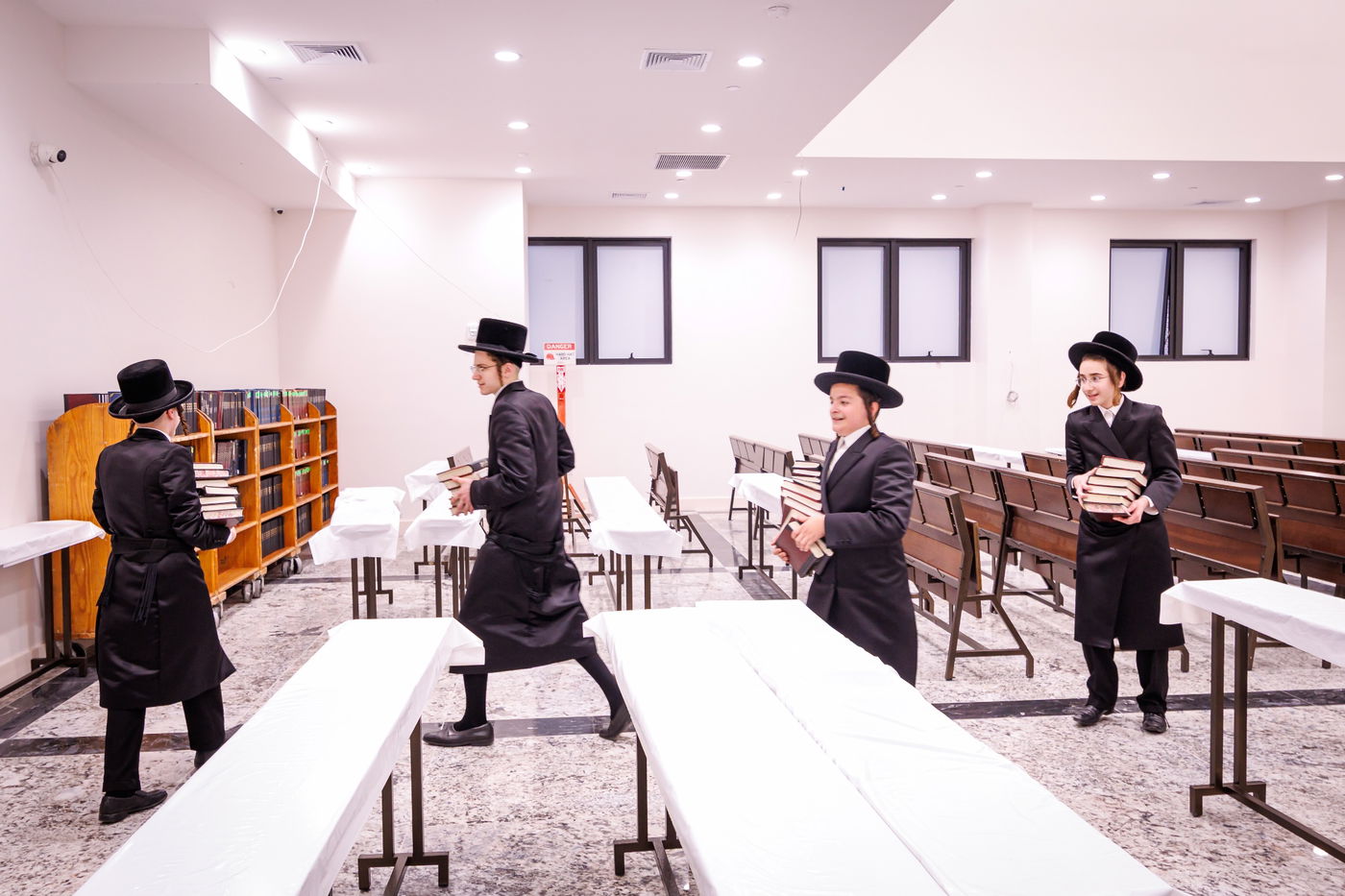 קביעת מזוזות וראש השנה בחצה"ק באבוב 45