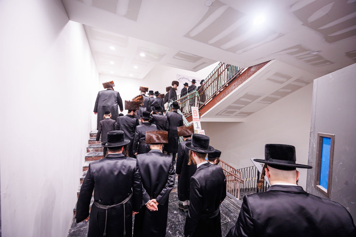 קביעת מזוזות וראש השנה בחצה"ק באבוב 45