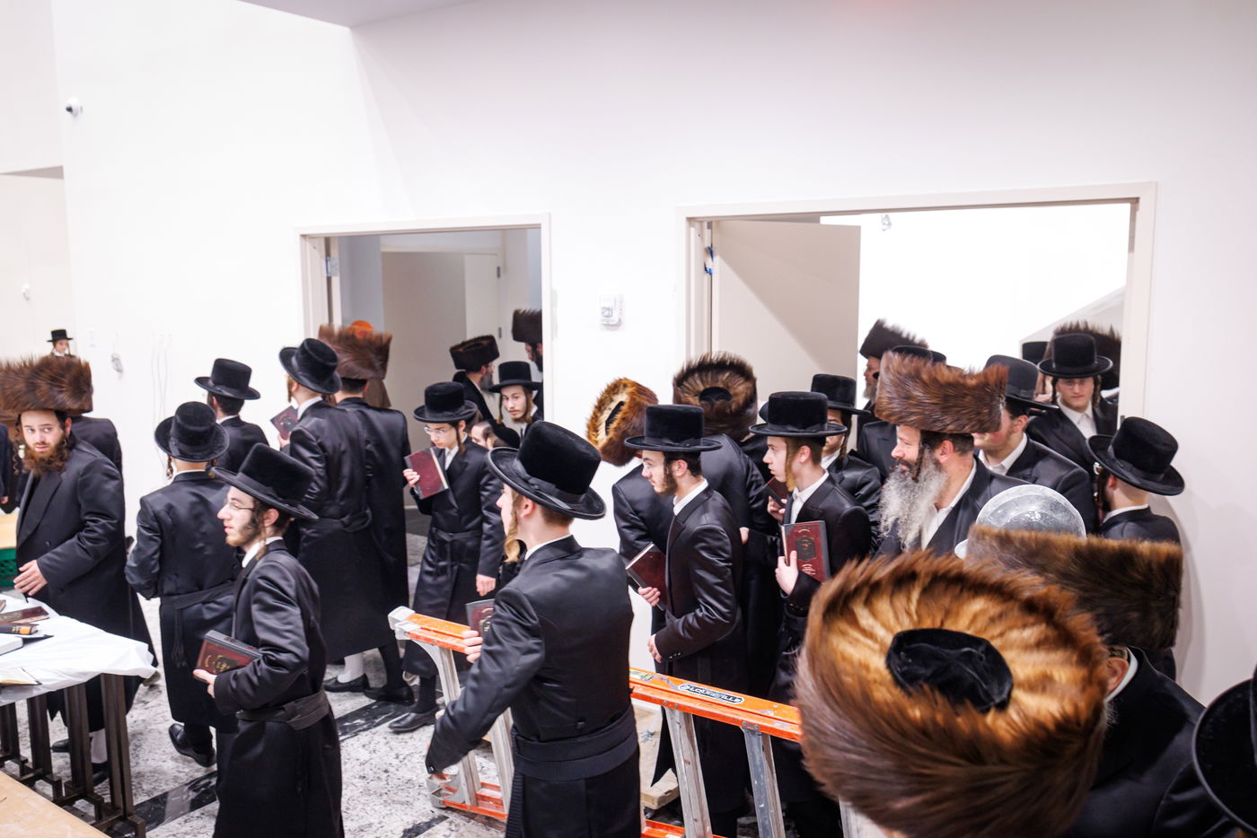 קביעת מזוזות וראש השנה בחצה"ק באבוב 45