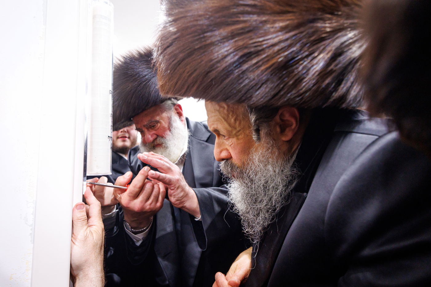 קביעת מזוזות וראש השנה בחצה"ק באבוב 45